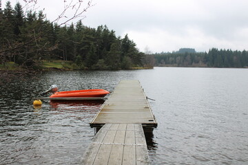 ponton sur un lac et bateau