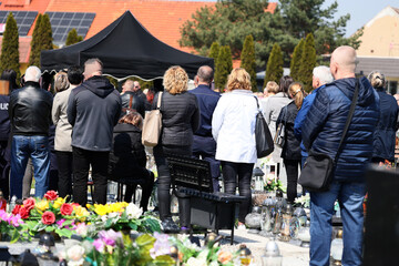 Ludzie na pogrzebie bliskiej osoby na cmentarzu.  - obrazy, fototapety, plakaty