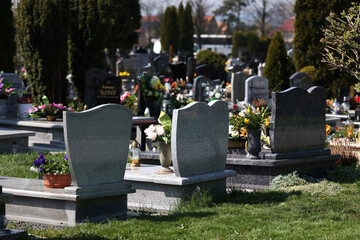 Ludzie na pogrzebie bliskiej osoby na cmentarzu.  - 596437413