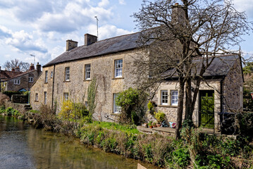 Fototapeta na wymiar Pretty cottages and the Mells River at Nunney
