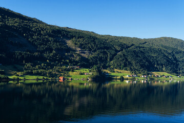 Fototapeta na wymiar Eidsfjord in Norwegen bei schönem Wetter und Sonnenschein 