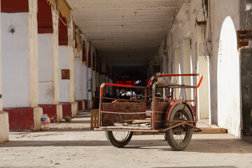 Fototapeta na wymiar Triciclo en el pasillo del palacio municipal de Juchitán de Zaragoza Oaxaca.