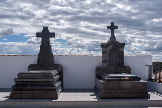 1 de noviembre, funeral, funeraria, entierro, cielo con nubes, nichos, profanaci&oacute;n, cruces, esp&iacute;ritual, tumbas, de piedra, cementerios, dia de todos los santos.