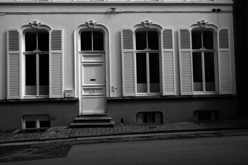 Schönes altes Haus in Weiß mit edler Haustür aus Holz und klassischen Fensterläden in der...