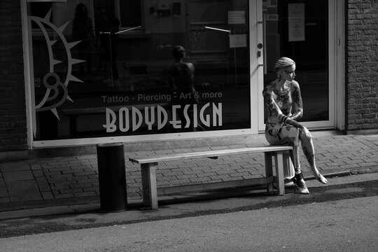 Kunstvoll t&auml;towierte Schaufensterpuppe vor Bodydesign Tattoo & Piercing Studio am 15.04.2023 in der Onderstraat in Gent in Ostflandern in Belgien in neorealistischem Schwarzwei&szlig;