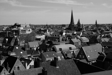 Blick von der Burg Grevenstein der Grafen von Flandern auf die historische Altstadt Dächern und Kirchtürmen im Sonnenschein in Gent in Ostflandern in Belgien in neorealistischem Schwarzweiß