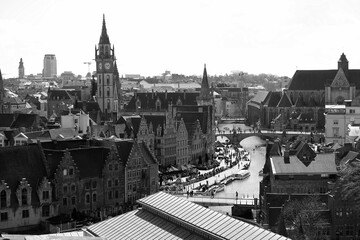 Blick von der Burg Gravensteen der Grafen von Flandern auf die historische Altstadt Dächern und...