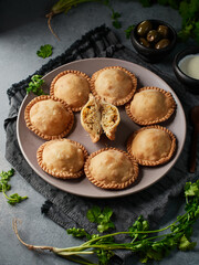 Empanada de pollo colombiana