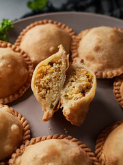 Empanada de pollo colombiana