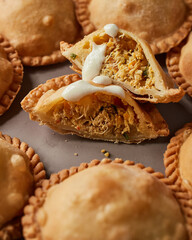 Empanada de pollo colombiana