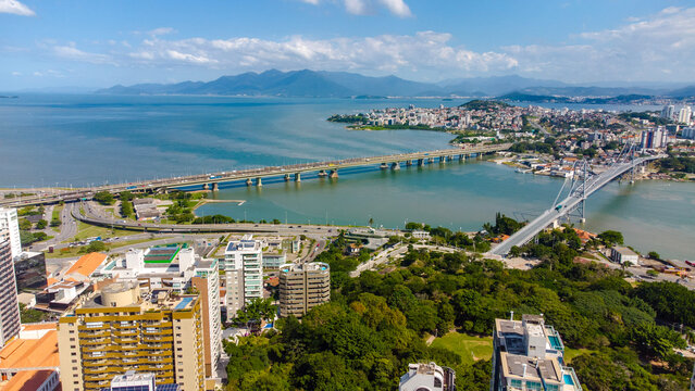 Beira Mar Ilha Cidade Centro Floripa Florian&oacute;polis Santa Catarina Ba&iacute;a Norte Estrada Rua Barcos Pontes Viagem Viajar Ver&atilde;o Turismo Trapiche Herc&iacute;lio Luz Carros Catarinense Drone Paisagem Manezinho