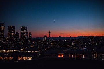 Naklejka premium sunset, dusk, night view of Seattle skyline with crescent moon