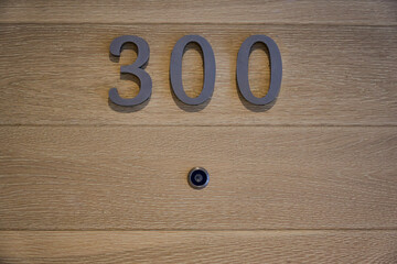 Obraz premium Door camera nan room number on wooden door.