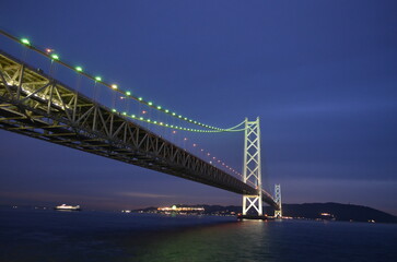 Fototapeta na wymiar 淡路島の経済を支える兵庫県明石海峡大橋