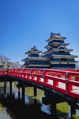長野県松本市の松本城と青空