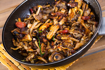 Fototapeta premium Close-up image of iron pan with freshly fried mushrooms