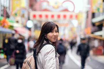 ショッピングストリートを歩く女性と歩行者たち