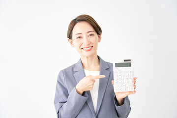 電卓を持つビジネスウーマン　白背景