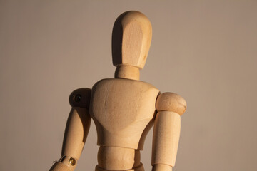 Modelo de cuerpo humano de madera iluminado con luz tenue de tungsteno.