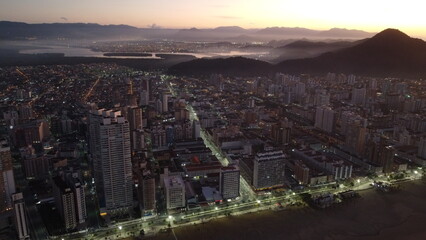 Praia Grande acordando em um belo nascer do sol em pleno outono
