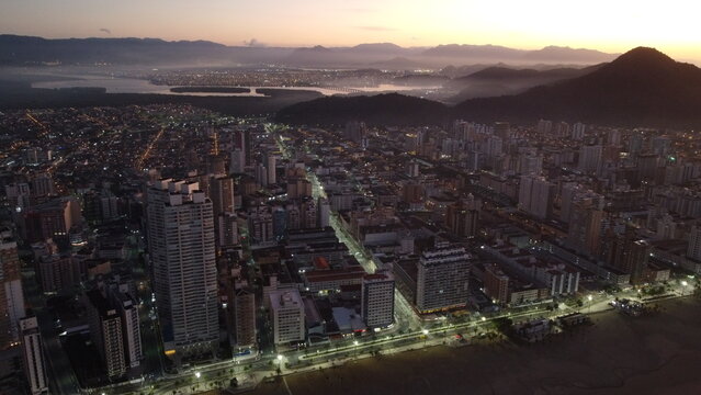 Praia Grande acordando em um belo nascer do sol em pleno outono