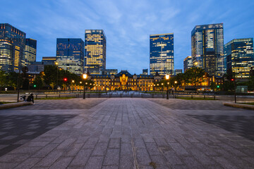 夜の東京駅