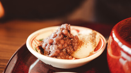 綺麗な皿に盛られたお餅とあんこのスイーツ