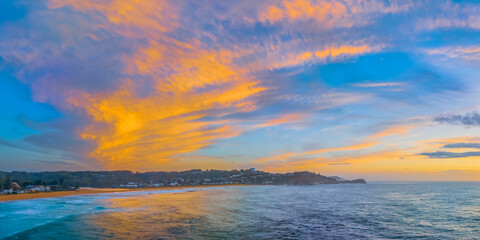 Obraz na płótnie Canvas Sunrise at the seaside with high cloud
