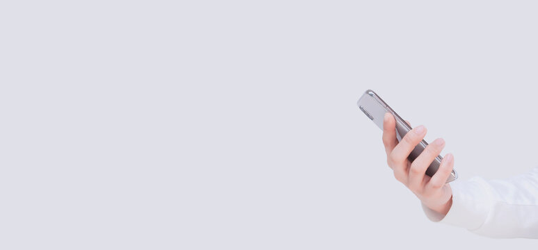 Woman's hand using smartphone.  スマホを使う女性の手