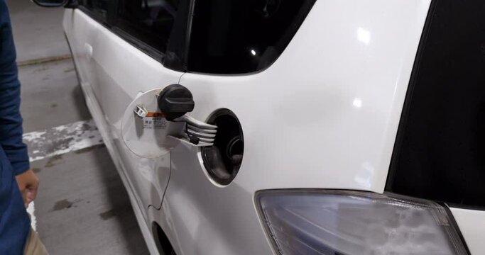 自動車に燃料を給油する ガソリンスタンド 軽油
