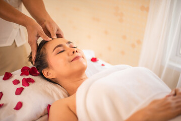 Obraz na płótnie Canvas Professional masseuse head massage to beautiful asian woman.