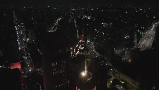 Bandeira ao vento pr&eacute;dio do Banespa em S&atilde;o Paulo Farol Santander