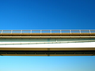 Fototapeta premium 江戸川河川敷に架かる管理施設への専用橋と冬の青空