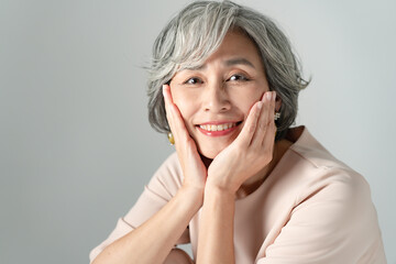 白髪ぼかしインナーカラーで上品に変わる！沖縄県那覇市「VIM hair おもろまち店」が提案する大人の髪色