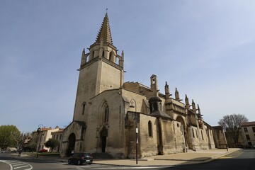 Fototapeta na wymiar L'église collégiale Sainte Marthe, construite au 11ème siècle, ville de Tarascon, département des Bouches du Rhône, France