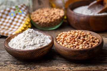 Spice type used to give flavor in powder mahleb or mahaleb pastries - seed