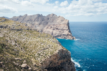 Littoral rocheux et sauvage de la côte nord de Majorque. L'île sauvage de Majorque. Les montagnes des Baléares. Rochers se jetant dans la mer. Ciel, mer, et relief. Cap de Formentor