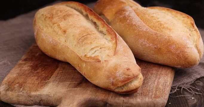 slices of sliced loaf of wheat bread, a loaf of fresh bread cut into pieces of different sizes