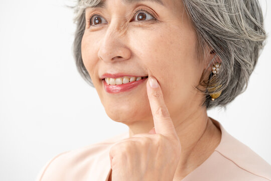 歯並び　白い歯　中高年女性