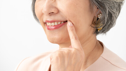 歯並び　白い歯　中高年女性
