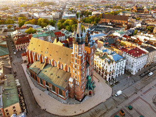 Kościół Mariacki w Krakowie w wiosenny poranek - obrazy, fototapety, plakaty