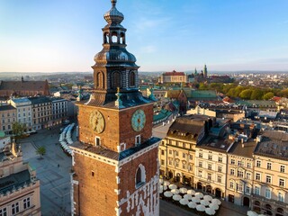 Wieża ratuszowa w Rynku Głównym w Krakowie w wiosenny poranek - obrazy, fototapety, plakaty