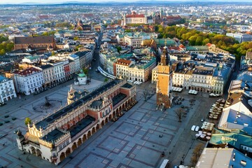 Rynek Główny w Krakowie w wiosenny poranek z drona - obrazy, fototapety, plakaty