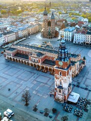 Rynek Główny w Krakowie w wiosenny poranek z drona © Michal45