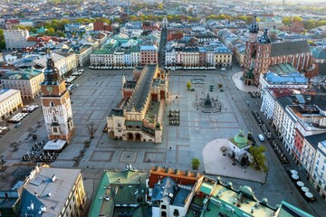 Rynek Główny w Krakowie w wiosenny poranek z drona © Michal45