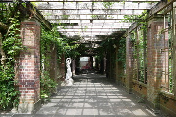 Pergola und Skulpturen am Wintergarden Domain Parkland Auckland