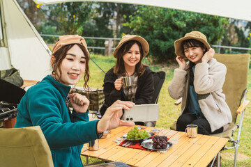 秋冬のアウトドア・キャンプ場にキャンプに来た女性達（女子キャンパー・友達・アジア人）
