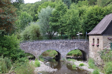 Fototapeta na wymiar Historische Brücke über den Fluss Hönne in Volkringhausen, einem Ortsteil der Stadt Balve im Sauerland 