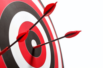 Gros plan sur une cible noire blanche et rouge sur fond blanc » IA générative