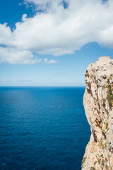 Vue sur une falaise de Majorque. La côte rocheuse de Majorque. La côte sauvage des Baléares. Une falaise au bord de la mer méditerranée. Cap de Formentor